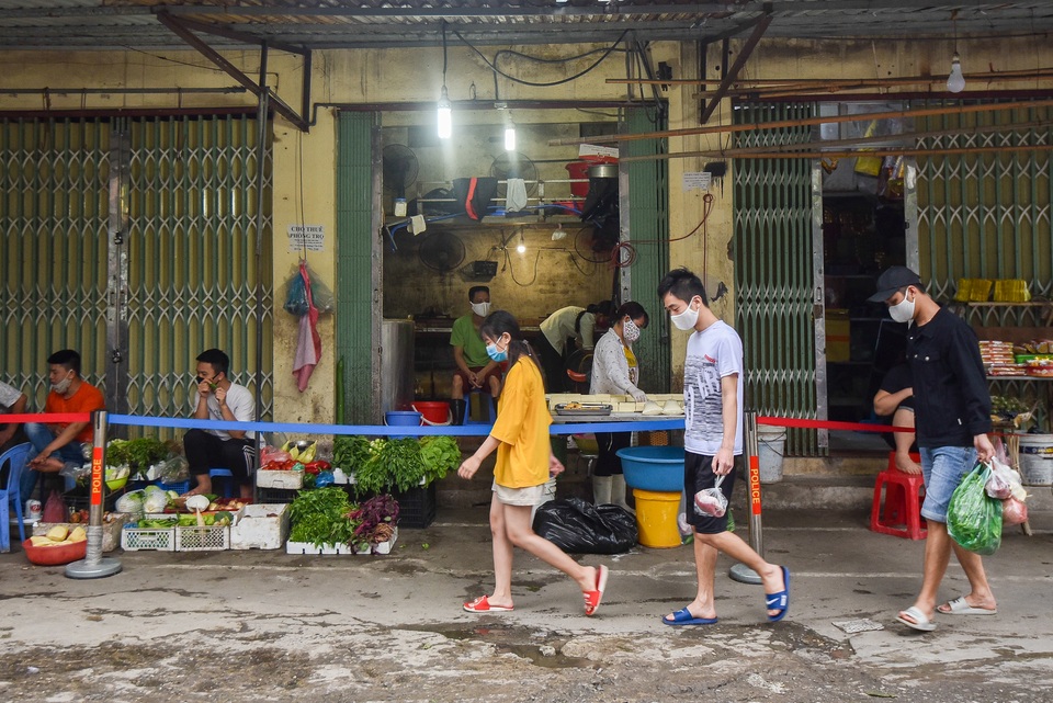 Hà Nội: Chợ dân sinh kẻ vạch, dựng rào phòng dịch Covid-19 - 1 Hà Nội: Chợ dân sinh kẻ vạch, dựng rào phòng dịch Covid-19 - 1