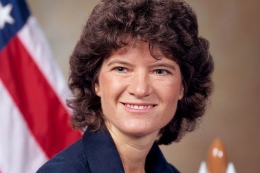 Ai là người phụ nữ đầu tiên bay qua Đại Tây Dương?