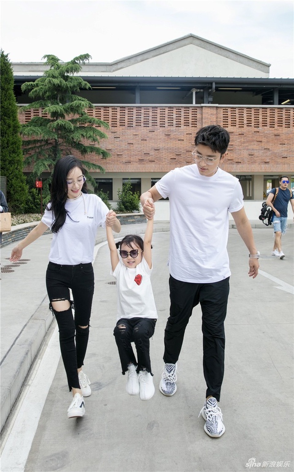 Lý Tiểu Lộ xuất hiện bên người đàn ông lạ sau khi chồng cũ từ chối tái hợp - 1 Lý Tiểu Lộ xuất hiện bên người đàn ông lạ sau khi chồng cũ từ chối tái hợp - 1