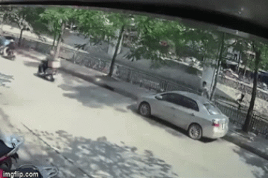 Người đi xe máy gánh họa vì tài xế mở cửa ô tô bất cẩn