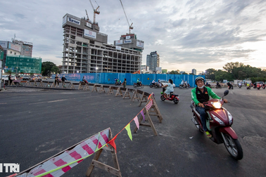 Người dân TPHCM phấn khởi khi lô cốt án ngữ 6 năm trên đường Lê Lợi tháo dỡ