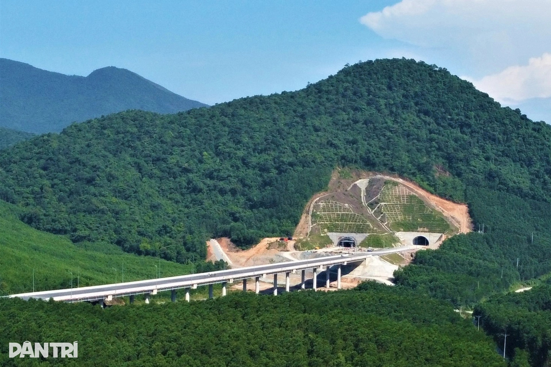 Ngắm vẻ đẹp kỳ vĩ tuyến cao tốc Vũng Áng - Bùng, sẽ thông xe trong tháng 6 - 10 Ngắm vẻ đẹp kỳ vĩ tuyến cao tốc Vũng Áng - Bùng, sẽ thông xe trong tháng 6 - 10