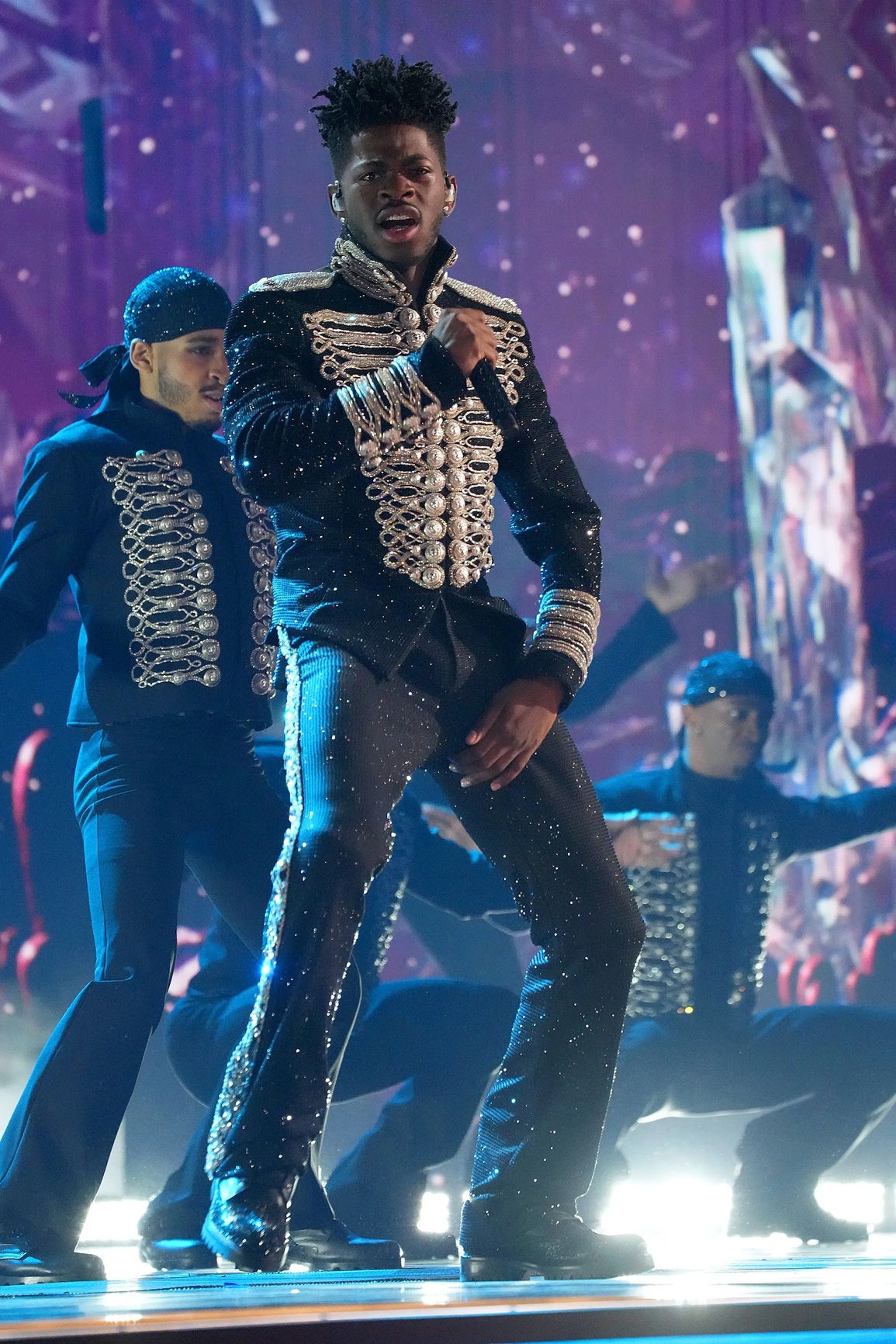 Lil Nas X gây sốc khi liên tục có hành động nhạy cảm trên sân khấu Grammy - 2 Lil Nas X gây sốc khi liên tục có hành động nhạy cảm trên sân khấu Grammy - 2