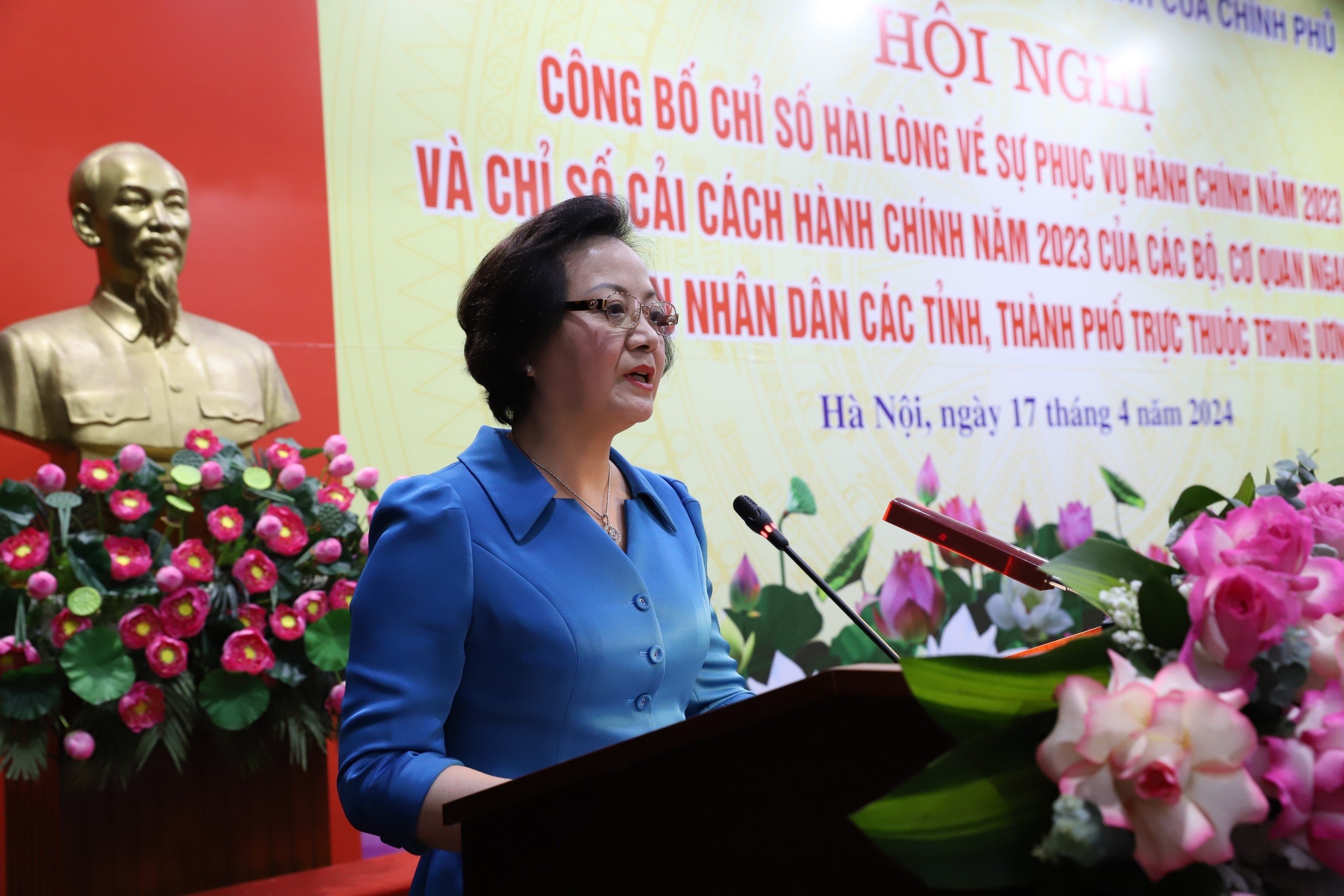 Bộ trưởng Bộ Nội vụ Phạm Thị Thanh Trà phát biểu tại hội nghị sáng 17/4 (Ảnh: Trung Đỗ).