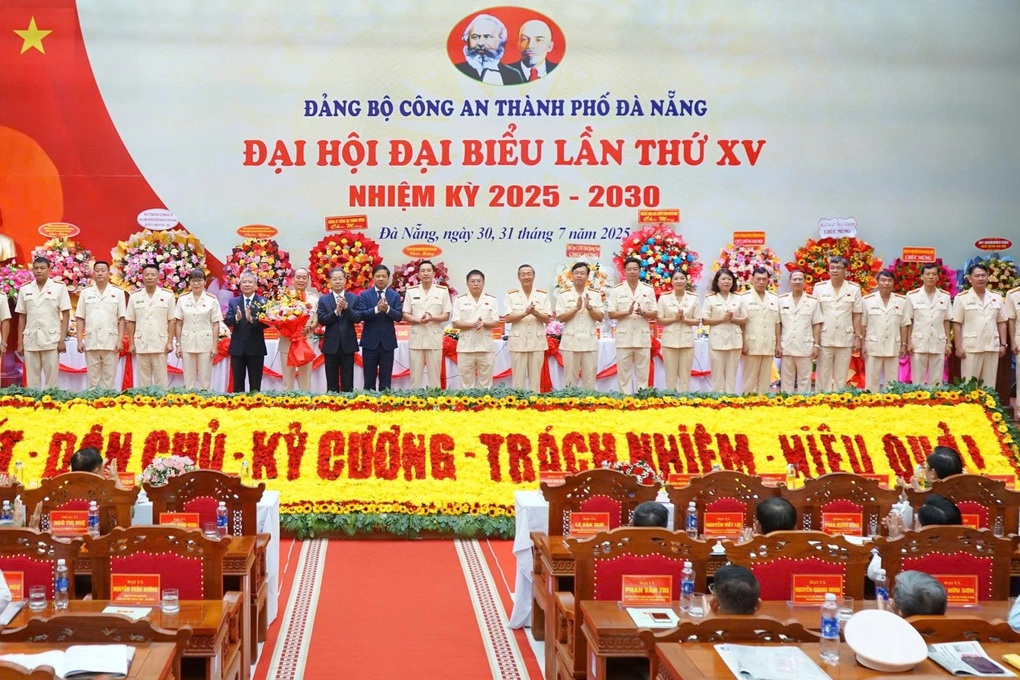 Thiếu tướng Nguyễn Hữu Hợp làm Bí thư Đảng ủy Công an thành phố Đà Nẵng - 3 Thiếu tướng Nguyễn Hữu Hợp làm Bí thư Đảng ủy Công an thành phố Đà Nẵng - 3