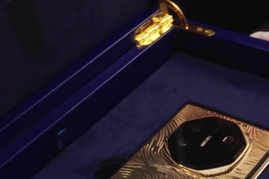 Giới thiệu chiếc điện thoại Mate XT Ultimate được mạ vàng