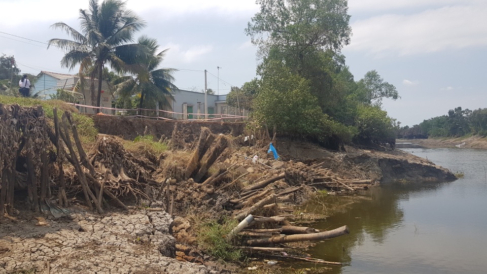 Sông ngoạm bờ 10m, ao cá, vườn cây tiền tỷ cuốn theo dòng nước - 3 Sông ngoạm bờ 10m, ao cá, vườn cây tiền tỷ cuốn theo dòng nước - 3