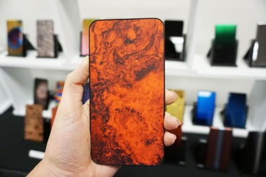 Sẽ có những chiếc smartphone lưng kính đổi màu độc đáo