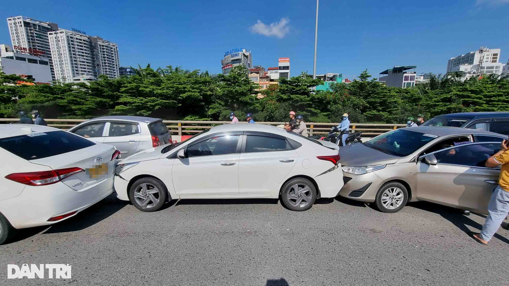 3 ô tô húc đuôi nhau, dòng xe chôn chân dưới nắng nóng - 1 3 ô tô húc đuôi nhau, dòng xe chôn chân dưới nắng nóng - 1
