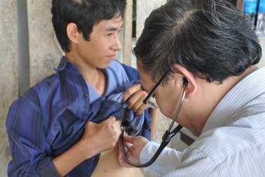 Gia đình có 10 giấy chứng nhận khuyết tật được bác sĩ viện Nhi TW thăm khám