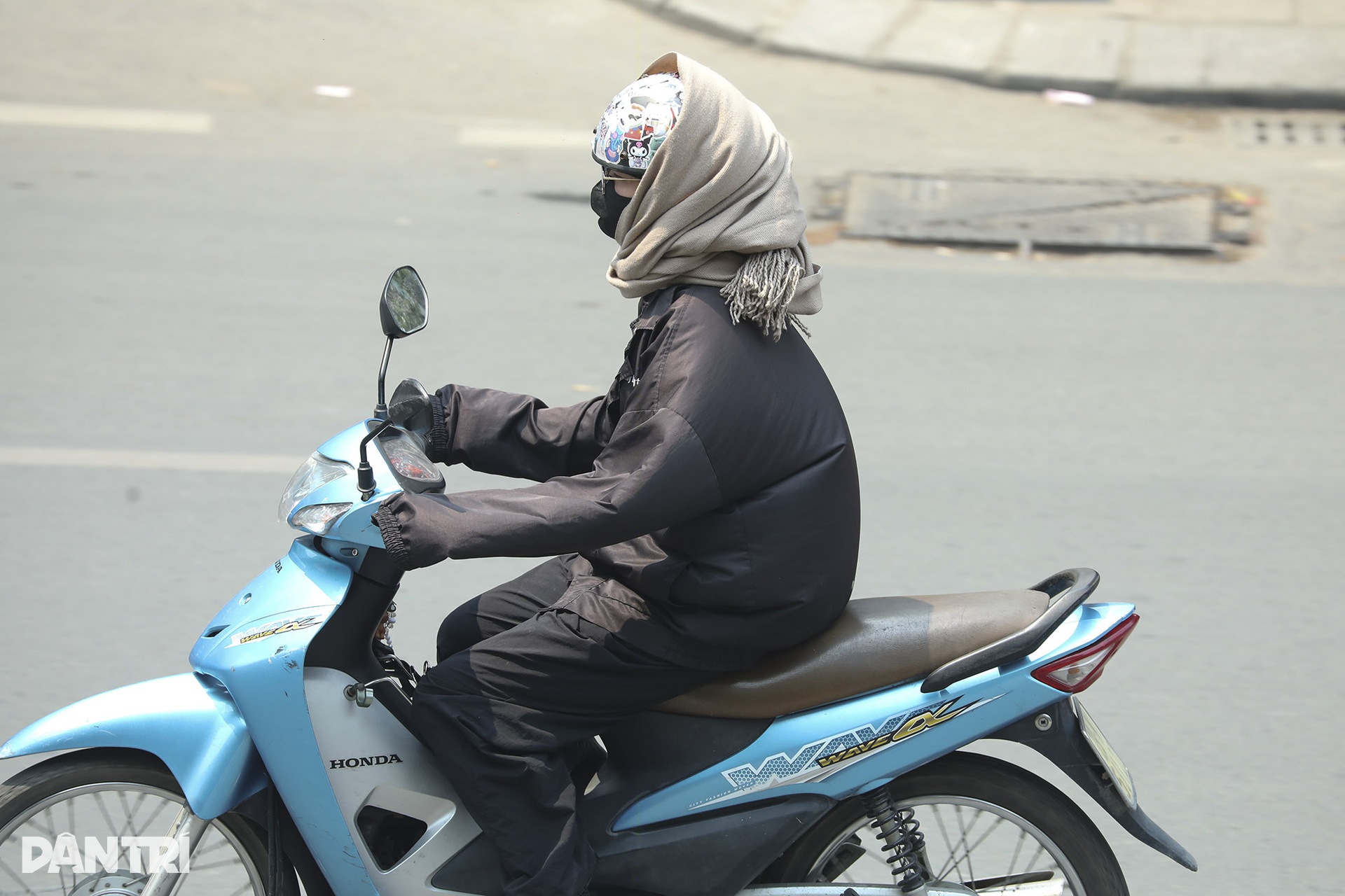 Nắng nóng đầu hè ở Hà Nội: Người dân ra đường kín mít như ninja - 3 Nắng nóng đầu hè ở Hà Nội: Người dân ra đường kín mít như ninja - 3