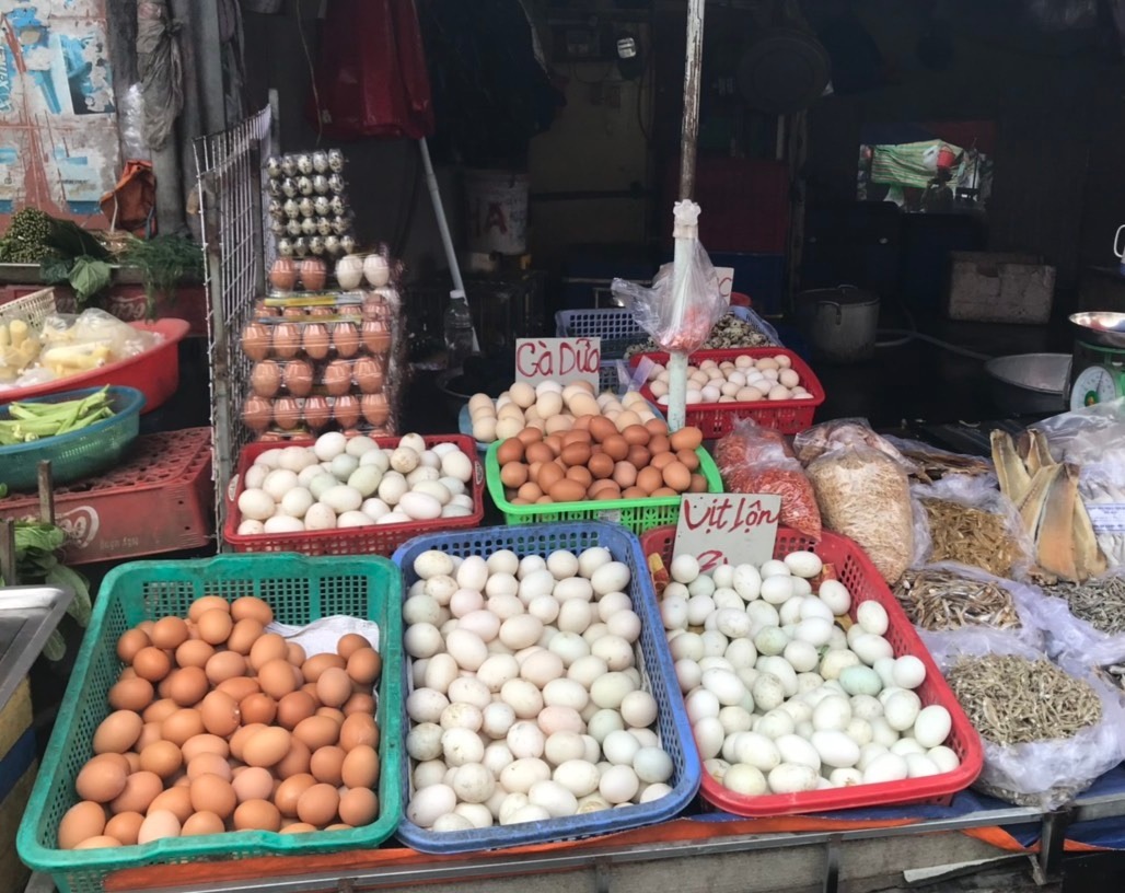 Tránh dịch, khách mua... 250 quả trứng vịt lộn, người bán đếm còng lưng - 1