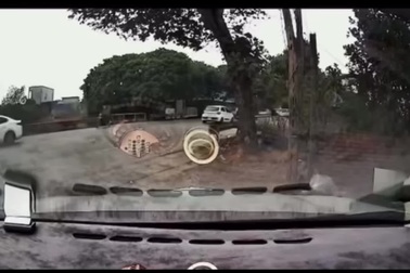 Video ghi lại cảnh chiếc ô tô lao xuống kênh nước khiến 7 người tử vong