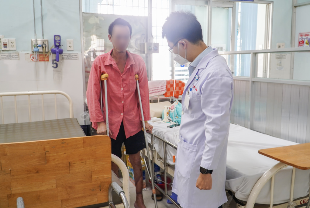 Người Việt đầu tiên được ghép xương chân gãy nặng nề bằng mảnh in đặc biệt - 3 Người Việt đầu tiên được ghép xương chân gãy nặng nề bằng mảnh in đặc biệt - 3