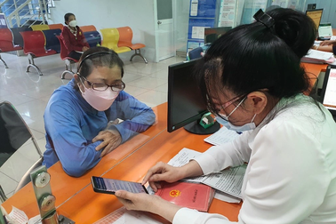 Nhiều người dân TPHCM thanh toán tiền điện không dùng tiền mặt