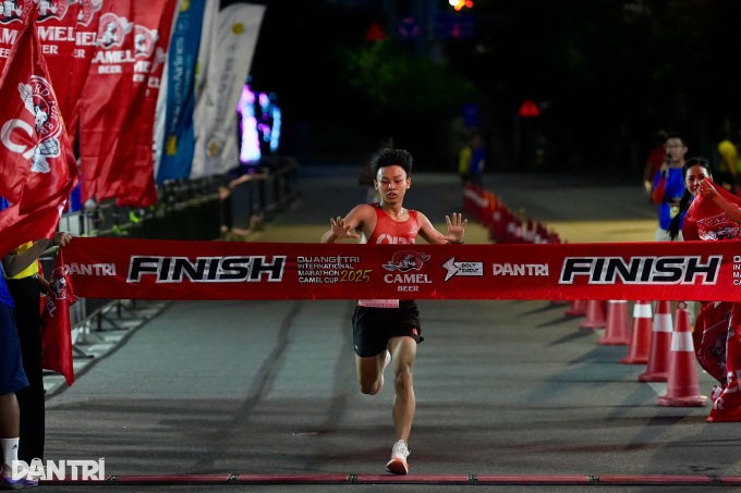 Quang Tri International Marathon 2025៖ តើម្ចាស់ជើងឯកនិយាយអ្វីខ្លះ? - ៣ Quảng Trị International Marathon 2025: Các nhà vô địch nói gì? - 3