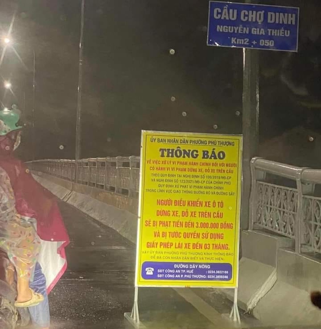 Lực lượng cảnh sát giao thông sẽ xử phạt hành vi đậu xe trên cầu này (Ảnh: CTV). Lực lượng cảnh sát giao thông sẽ xử phạt hành vi đậu xe trên cầu này (Ảnh: CTV).