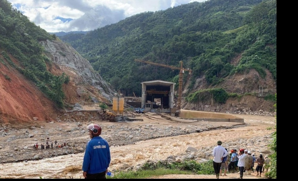 Lên phương án dùng trực thăng vào hiện trường vụ sạt lở vùi lấp 11 người - 5 Lên phương án dùng trực thăng vào hiện trường vụ sạt lở vùi lấp 11 người - 5
