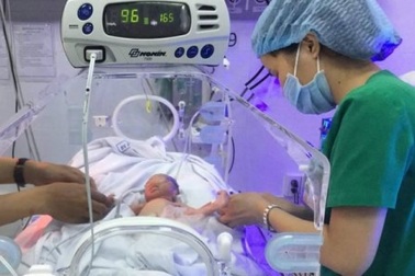 Bé sinh non nặng 1,3kg được cứu sống