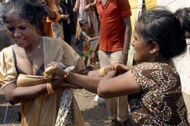 Mẹ đẻ, mẹ kế sao nhí phim “Triệu phú ổ chuột” đánh nhau