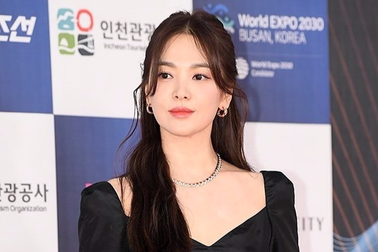 Đẳng cấp thời trang của Song Hye Kyo: Mặc giản dị vẫn đẹp lu mờ "đàn em"