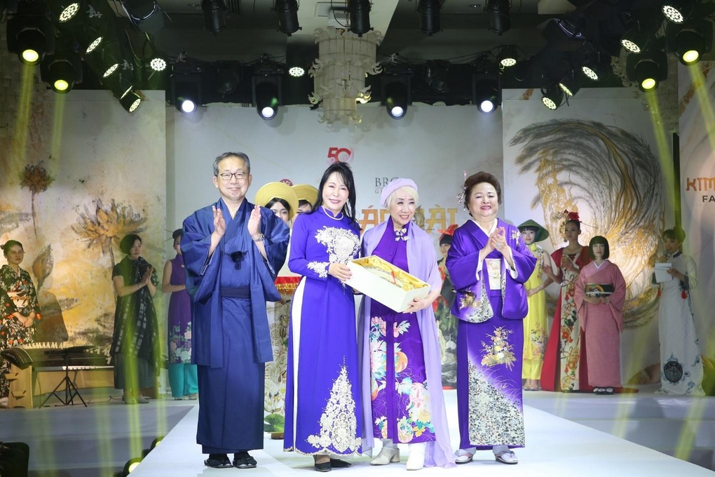 Chiêm ngưỡng sắc màu văn hóa ấn tượng tại Kimono - Aodai Fashion Show - 11