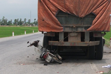 Lao vào đuôi xe đầu kéo một người tử nạn