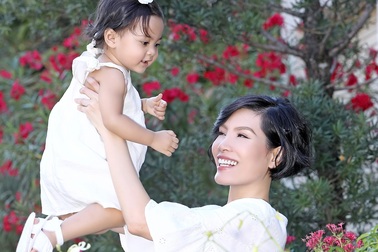 Vũ Cẩm Nhung vui đùa cùng con gái trong biệt thự kiểu Pháp giá triệu đô