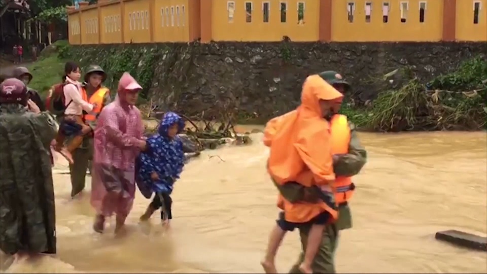 Lũ chồng lũ, hơn 10.000 ngôi nhà tại Quảng Bình lại ngập sâu trong nước - 15 Lũ chồng lũ, hơn 10.000 ngôi nhà tại Quảng Bình lại ngập sâu trong nước - 15