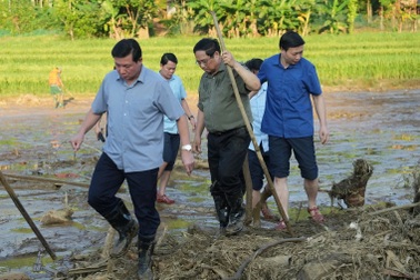 Chuyến thị sát Làng Nủ của Thủ tướng Phạm Minh Chính dưới góc nhìn cảnh vệ
