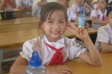 Học sinh Trường tiểu học Lỗ Sơn tươi vui trước phòng học mới 