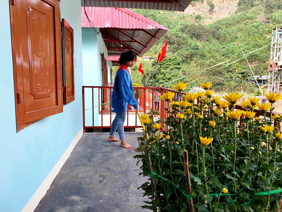 Rừng xanh, mái ngói đỏ, cuộc sống dần hồi sinh ở vùng sạt lở - 3 Rừng xanh, mái ngói đỏ, cuộc sống dần hồi sinh ở vùng sạt lở - 3