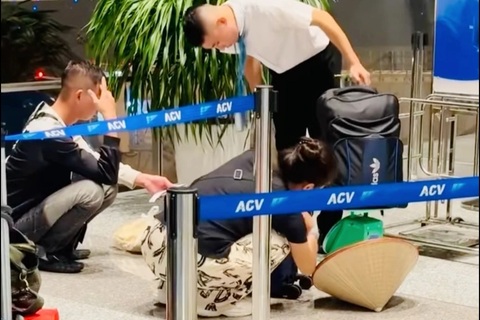 Cân hành lý xách tay: Khách Việt toát mồ hôi "bày trận" giữa sân bay