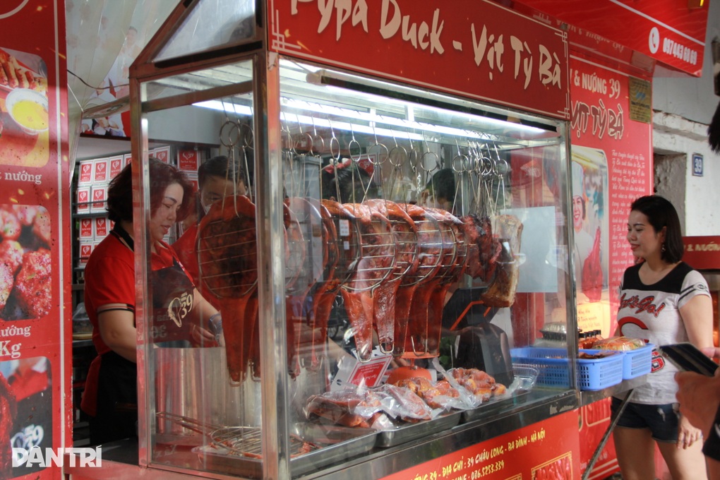 Món vịt tỳ bà độc lạ, kỳ công chế biến hơn 10 tiếng mới ra lò ở Hà Nội - 1 Món vịt tỳ bà độc lạ, kỳ công chế biến hơn 10 tiếng mới ra lò ở Hà Nội - 1