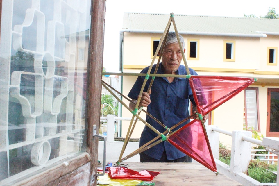 Người thợ làm đèn lồng hiếm hoi trên đất Thành Sen - 4 Người thợ làm đèn lồng hiếm hoi trên đất Thành Sen - 4