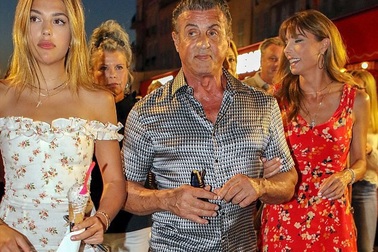 Lại ngắm các cô con gái xinh đẹp của "người hùng cơ bắp"