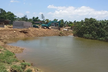 Nhà thầu thản nhiên bịt cả dòng sông, dân "lãnh đủ" hậu họa ô nhiễm môi trường