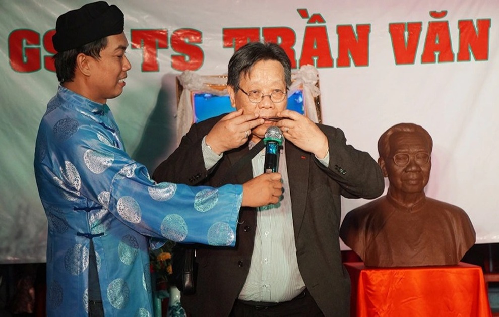 Lễ tưởng niệm ngày mất lần 6 của cố GS.TS Trần Văn Khê chỉ có 3 người dự - 5 Lễ tưởng niệm ngày mất lần 6 của cố GS.TS Trần Văn Khê chỉ có 3 người dự - 5