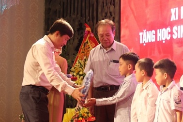 Trao hơn 500 triệu đồng học bổng cho học sinh có hoàn cảnh đặc biệt khó khăn
