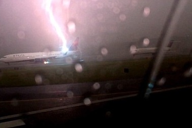 Thót tim khoảnh khắc máy bay bị sét đánh trúng đuôi khi đang chở người