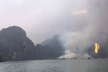 Tàu chở 14 du khách nước ngoài bốc cháy dữ dội trên Vịnh Hạ Long