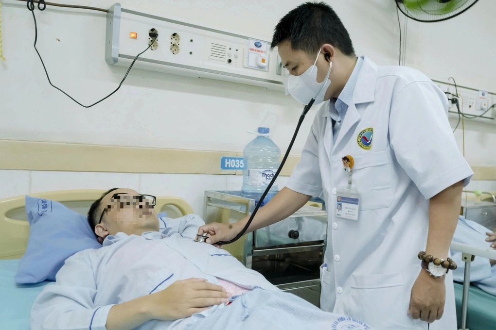 Người đàn ông bất ngờ ngưng tim trong lúc chờ khám bệnh - 2 Người đàn ông bất ngờ ngưng tim trong lúc chờ khám bệnh - 2