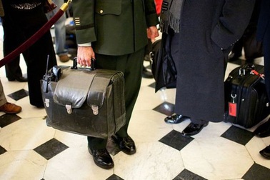 Người giữ vali hạt nhân “bỏ rơi” ông Trump