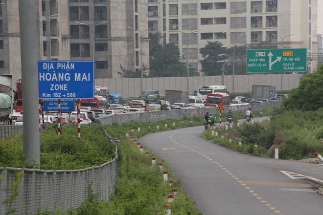 Ùn ứ kéo dài hàng km tại cửa ngõ Hà Nội - 8 Ùn ứ kéo dài hàng km tại cửa ngõ Hà Nội - 8