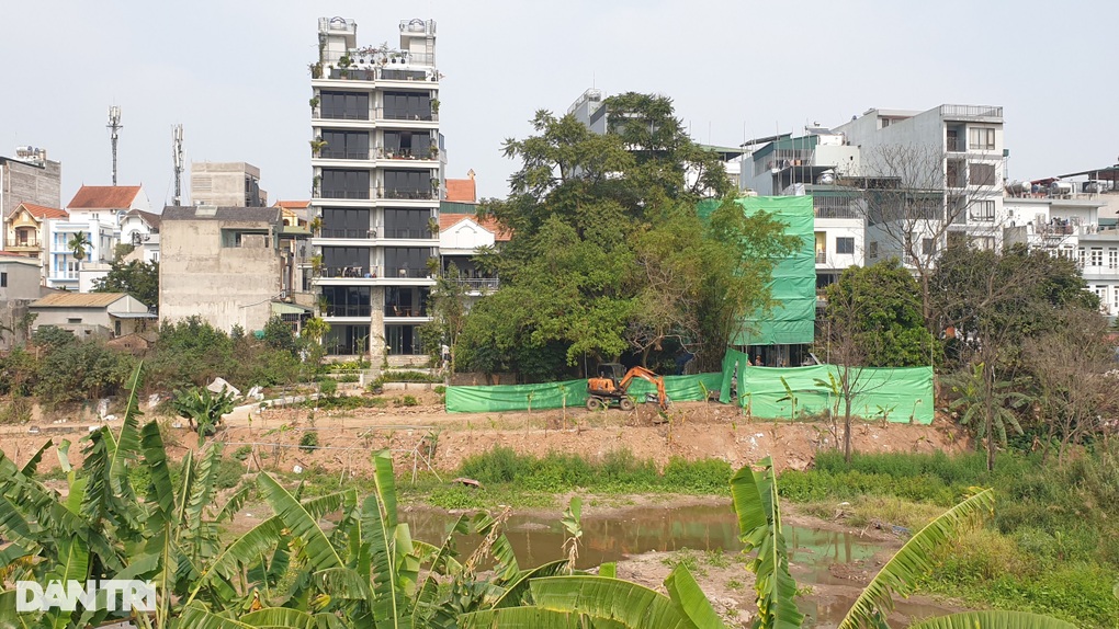 Người đổ đất lấn hồ bơi Quảng Bá làm đường vào nhà bị phạt 3,5 triệu đồng - 1 Người đổ đất lấn hồ bơi Quảng Bá làm đường vào nhà bị phạt 3,5 triệu đồng - 1