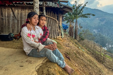 Cô bé ở "lưng chừng trời" khát khao được đi học để chữa bệnh cho mẹ