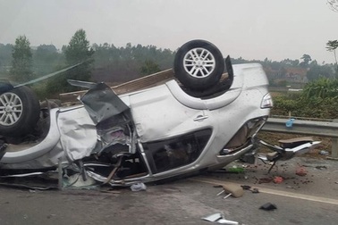 Xe Fortuner chở 6 người lật ngửa trên cao tốc Nội Bài - Lào Cai