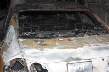 Honda Civic cháy rụi do chập điện