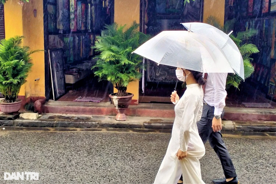 Du khách đội mưa tham quan phố cổ Hội An ngày đầu nghỉ lễ - 4