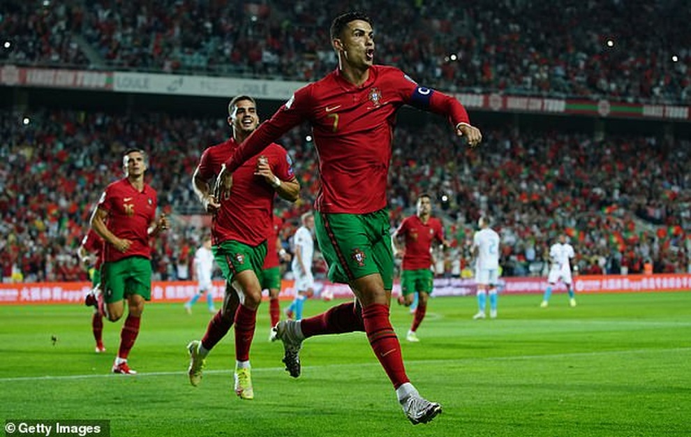 Ronaldo tỏa sáng giúp Bồ Đào Nha thắng đậm, Anh hòa thất vọng Hungary - 4 Ronaldo tỏa sáng giúp Bồ Đào Nha thắng đậm, Anh hòa thất vọng Hungary - 4